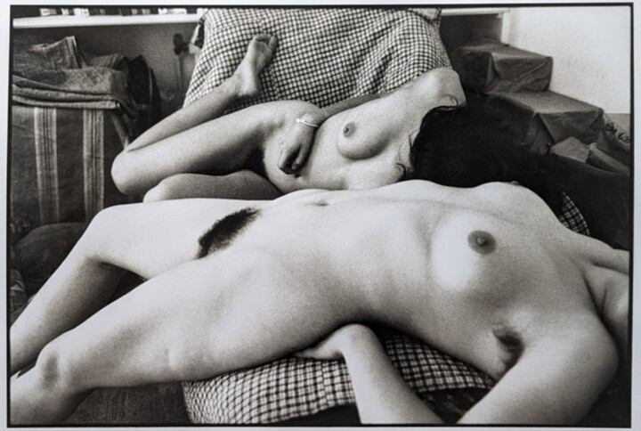 Photographie intitulée "Between two poses (…" par Henri Cartier Bresson, Œuvre d'art originale, Lithographie