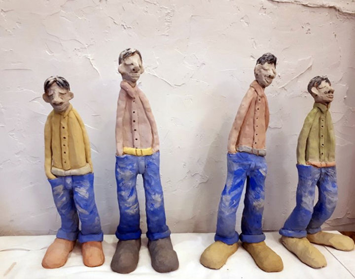 Sculpture intitulée "boys.jpg" par Heyoung Lee, Œuvre d'art originale, Céramique