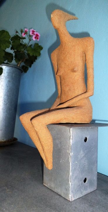 Sculptuur getiteld "Girleen 1." door Hilary Mullany, Origineel Kunstwerk, Klei