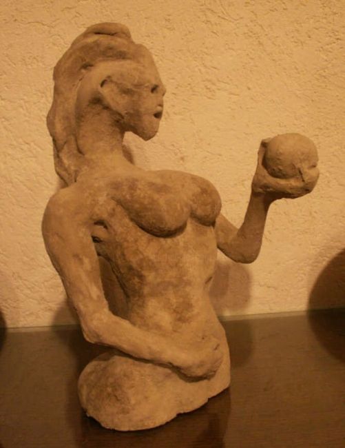 Sculpture intitulée "femme tenant le mon…" par Hoedic, Œuvre d'art originale