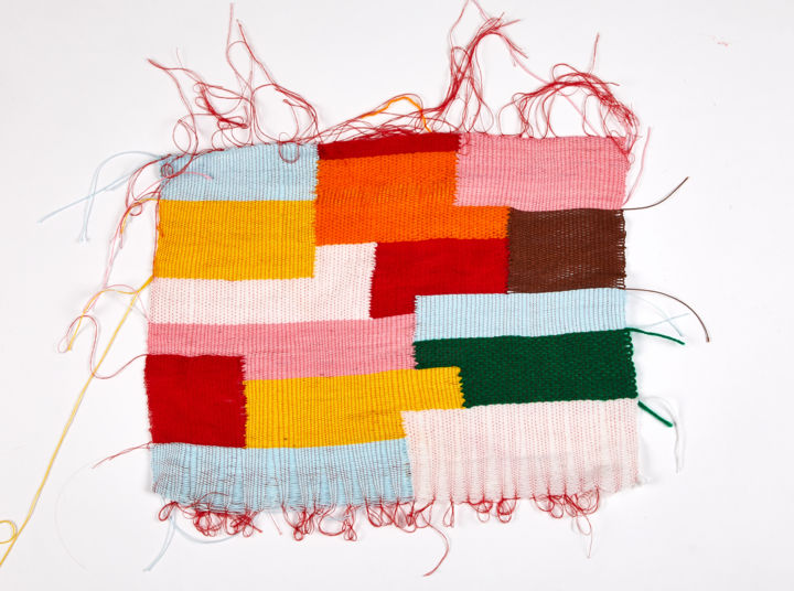 Textielkunst getiteld "Tissage marché vu d…" door Honorine, Origineel Kunstwerk, Draad