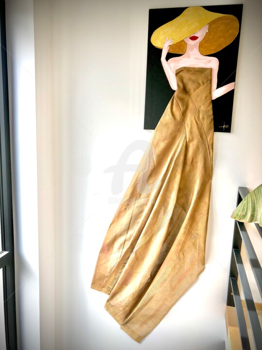 Art textile intitulée "Dress dorée" par Sarah Houry, Œuvre d'art originale, Tissu Monté sur Châssis en bois