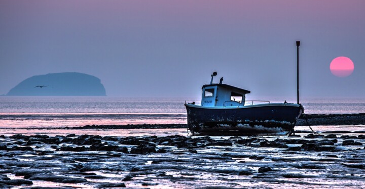 Photographie intitulée "The old fishing boat" par Hp Harrison, Œuvre d'art originale, Photographie numérique