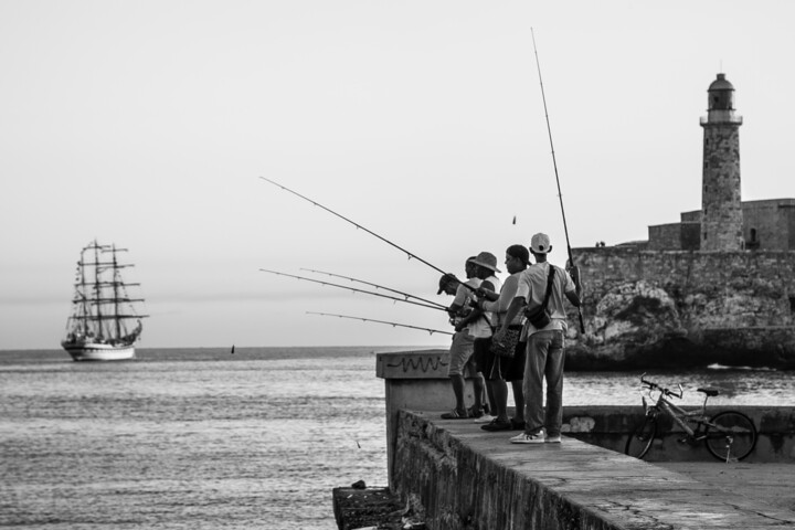 Fotografie getiteld "Fishing in Havana" door Hp Harrison, Origineel Kunstwerk, Digitale fotografie