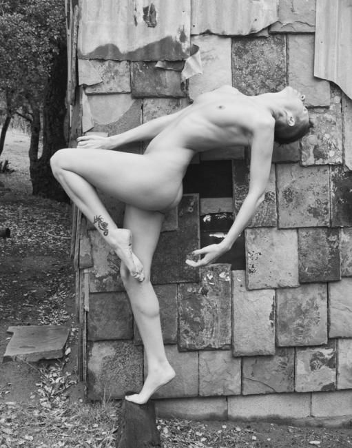 Fotografia intitolato "Nude on old wall" da Hugh Smith, Opera d'arte originale