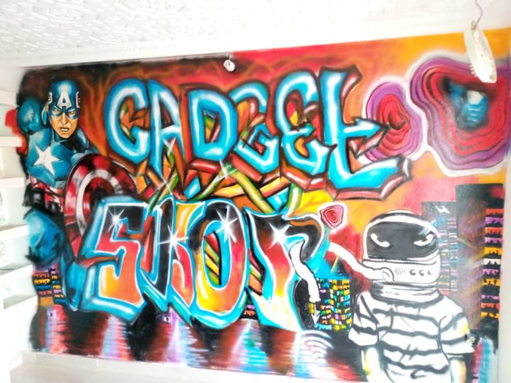 Painting titled "Gadgets" by Oshupart, Original Artwork, Spray paint