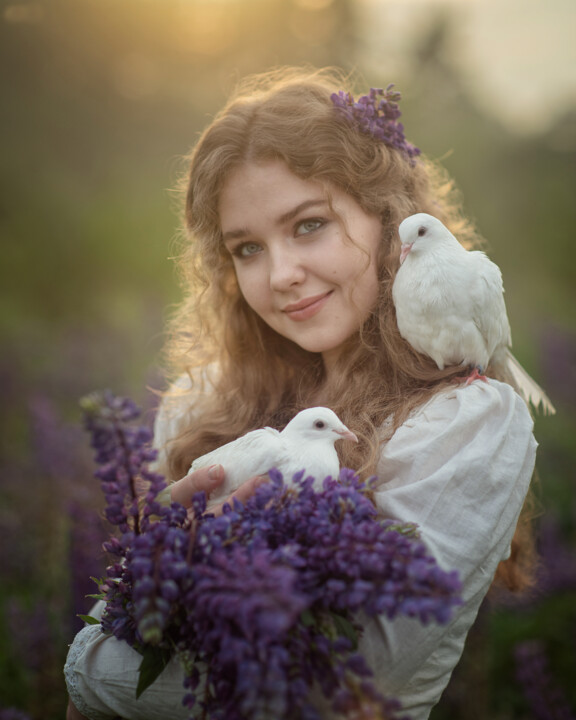 Fotografia intitolato "Tanya with pigeons" da Ianina Ermakova, Opera d'arte originale, Stampa digitale
