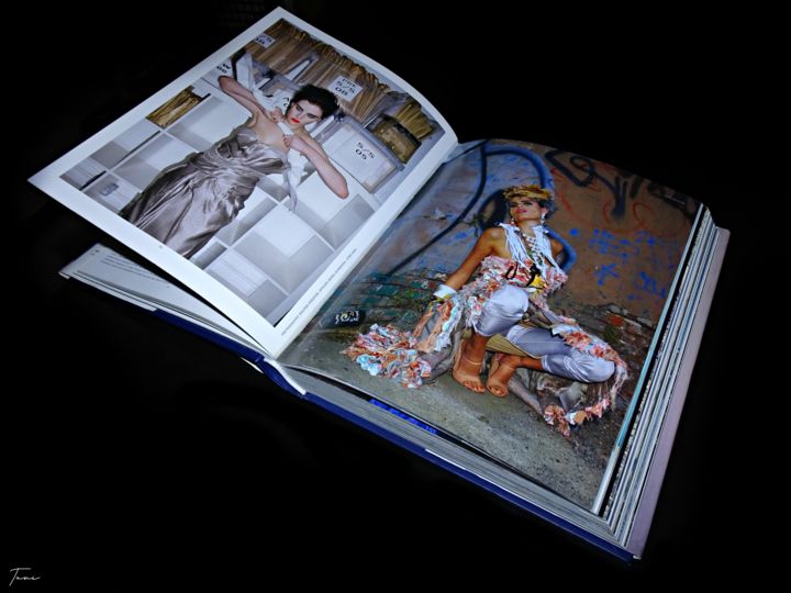Фотография под названием "Fashion book" - Toni St, Подлинное произведение искусства, Цифровая фотография