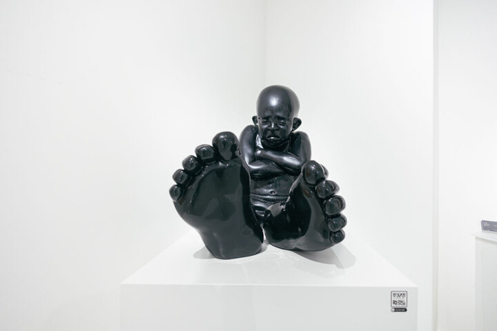 Skulptur mit dem Titel "Babyfoot 85" von Idan Zareski, Original-Kunstwerk, Harz
