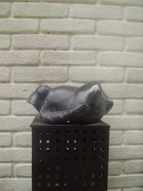 Escultura titulada "Black Beauty" por Marianne Den Otter, Obra de arte original, Piedra