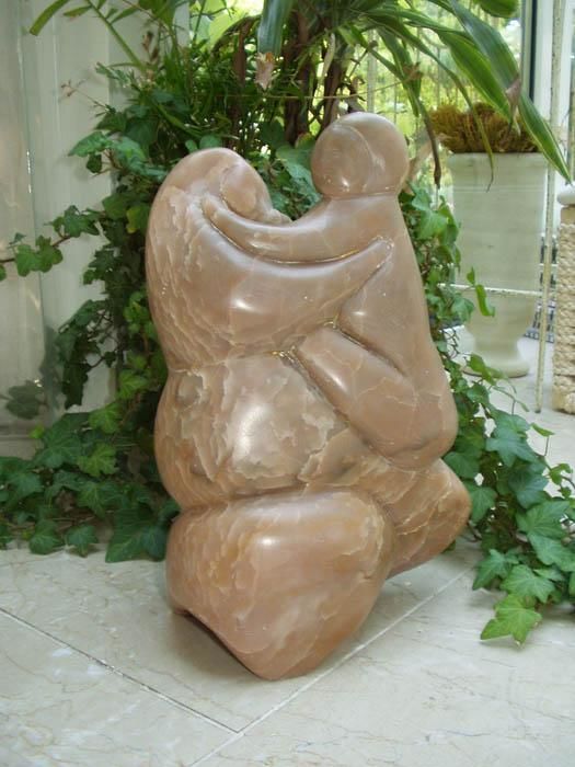 Escultura titulada "My child" por Marianne Den Otter, Obra de arte original, Piedra