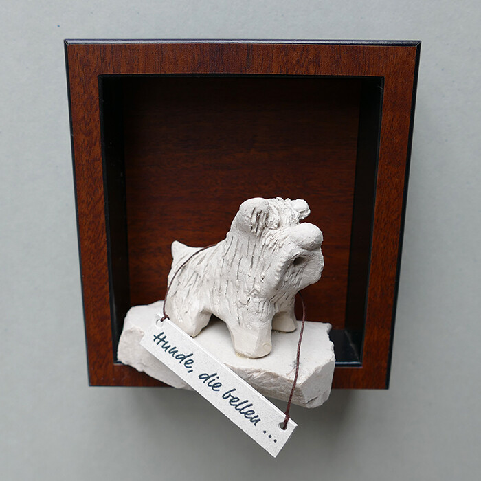 Sculpture titled "Hunde die bellen be…" by Ina Wilken, Original Artwork, Clay