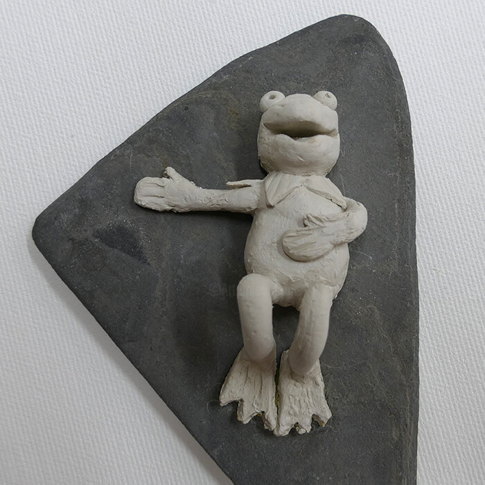 Rzeźba zatytułowany „Kermit” autorstwa Ina Wilken, Oryginalna praca, Glina