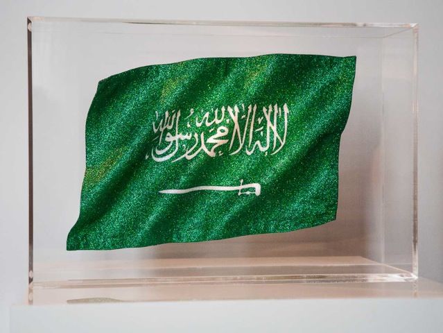 Textilkunst mit dem Titel "Saudi Flag" von Farah Monfaradi, Original-Kunstwerk, 3D Modellierung