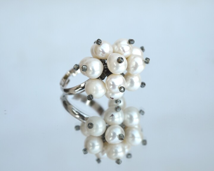 Design mit dem Titel "Pearl cluster ring,…" von Irena Zelickman, Original-Kunstwerk, Schmuck
