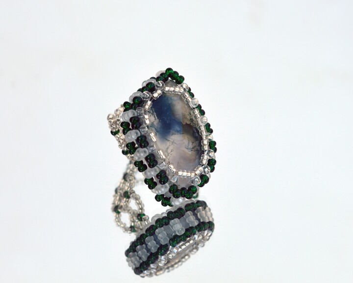 Design intitolato "White and green ring" da Irena Zelickman, Opera d'arte originale, Gioielli