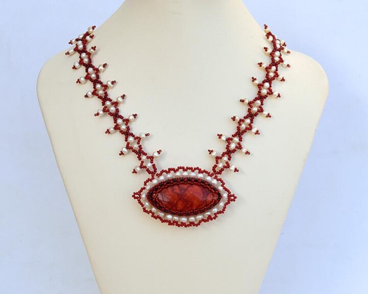 Design intitulée "Red and white neckl…" par Irena Zelickman, Œuvre d'art originale, Bijoux