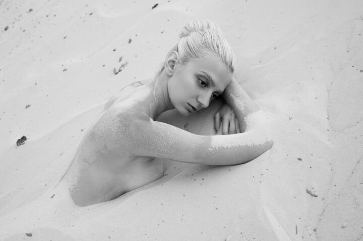 Photographie intitulée "Sadness in sand" par Irina Nekliudova, Œuvre d'art originale, Photographie non manipulée