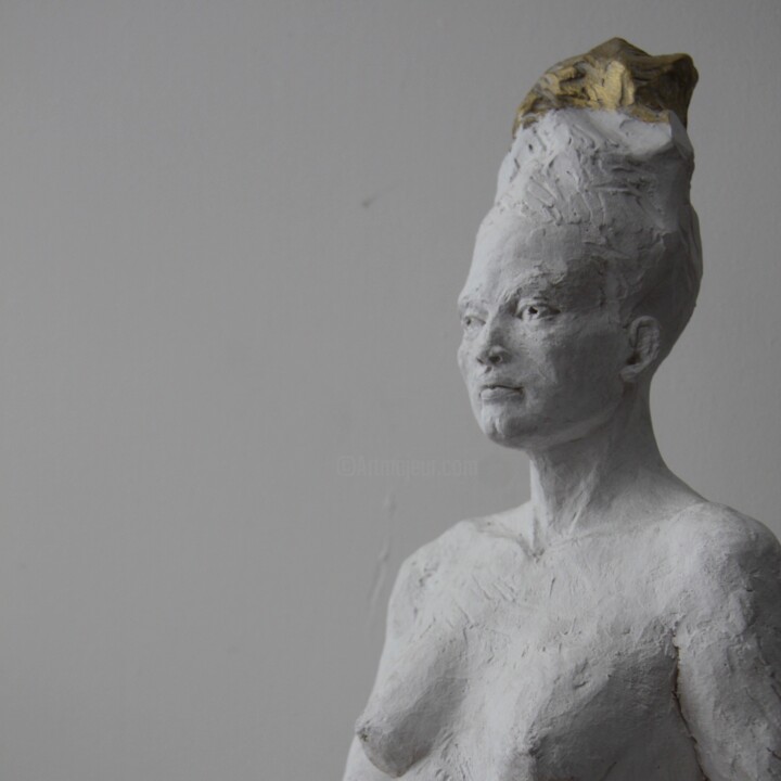 Sculpture titled "La Reine" by Isabelle Haas, Original Artwork, Terra cotta