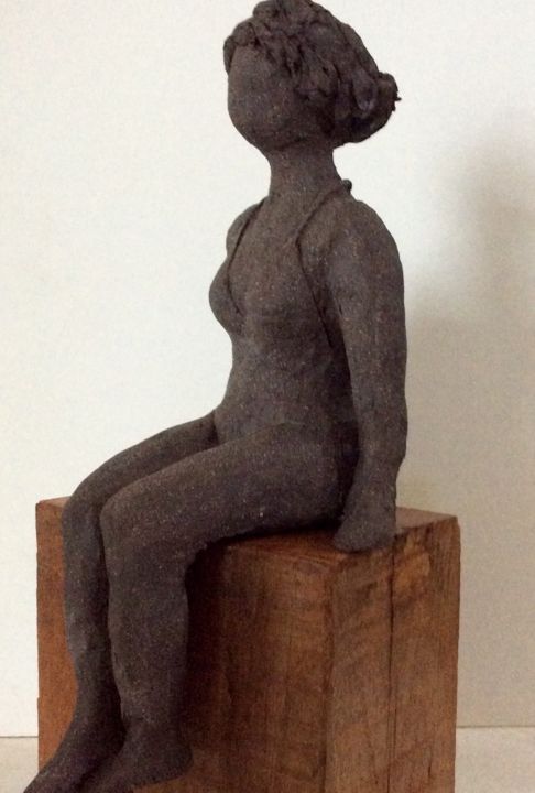 Skulptur mit dem Titel "Baigneuse sur cube…" von Isabelle Nativelle, Original-Kunstwerk, Terra cotta