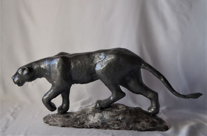 Sculpture titled "Lionne argentée" by Isabelle Zwang, Original Artwork, Terra cotta