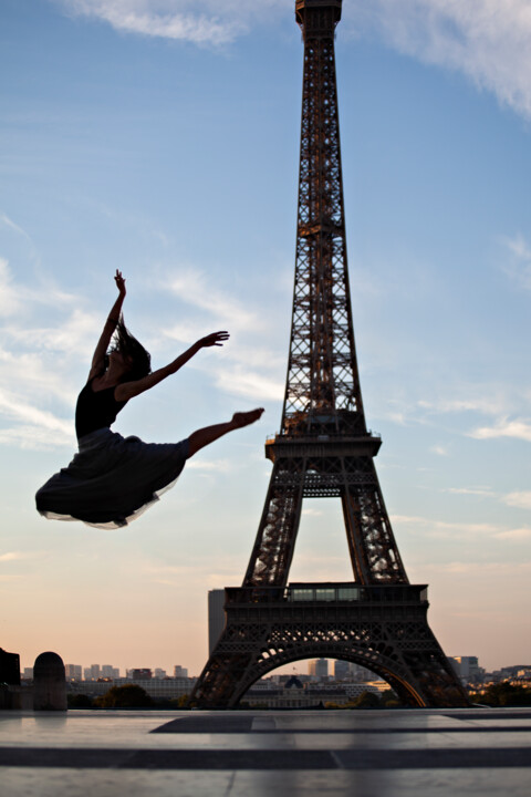 Photographie intitulée "Paris Jump" par Isshogai, Œuvre d'art originale, Photographie numérique Monté sur Aluminium