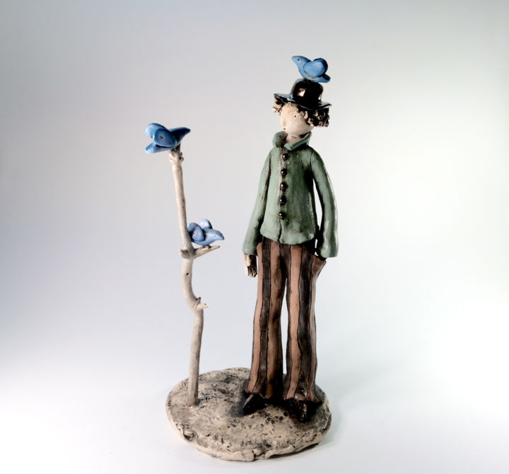 Sculptuur getiteld "The Birdkeeper, cer…" door Izisculptures, Origineel Kunstwerk, Keramiek