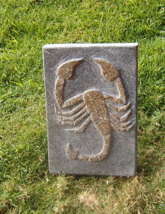 Sculptuur getiteld "scorpion.jpg" door Isambert Duriveau, Origineel Kunstwerk, Steen