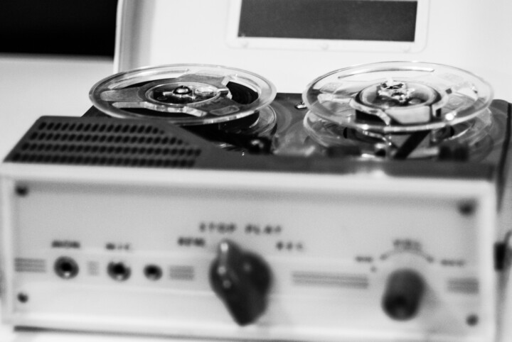 Fotografie getiteld "tape recorder" door J.D. Curry, Origineel Kunstwerk, Film fotografie