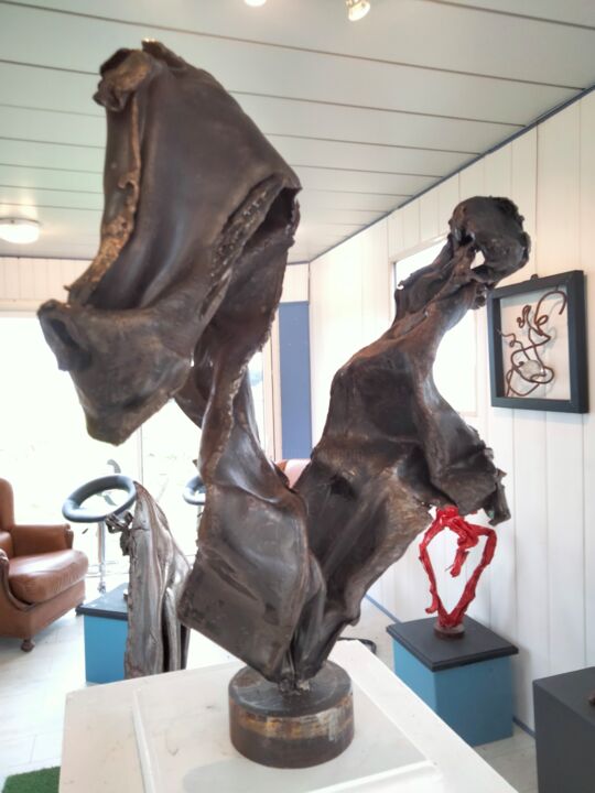 「Equin」というタイトルの彫刻 Jacky Cognolatoによって, オリジナルのアートワーク, 金属