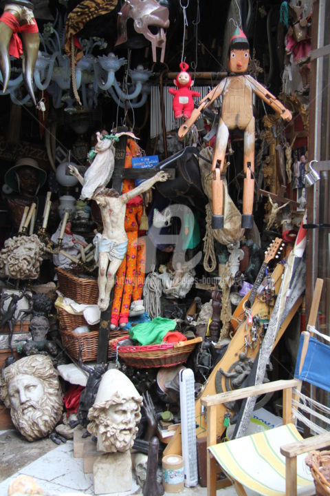 Photographie intitulée "brocante a Naples" par Jacques Bourdon (JAQ), Œuvre d'art originale, Photographie numérique