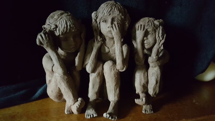 Escultura titulada "Les 3 petites fille…" por Dominique Mahe, Obra de arte original, Arcilla