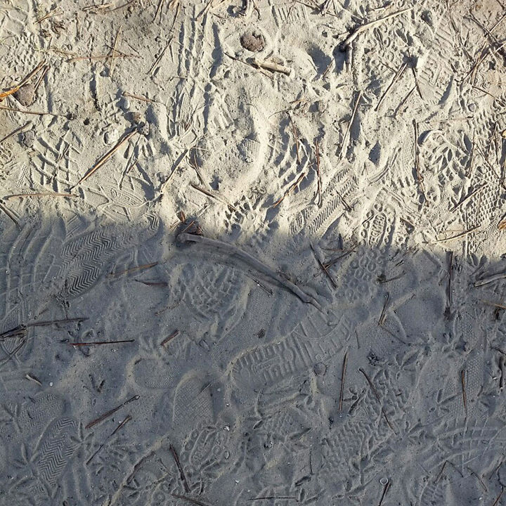 Fotografie getiteld "Footprints in the s…" door Jan Osin, Origineel Kunstwerk, Niet gemanipuleerde fotografie