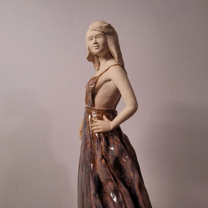 Skulptur mit dem Titel "Woman in brown" von Jana Urešová, Original-Kunstwerk, Ton