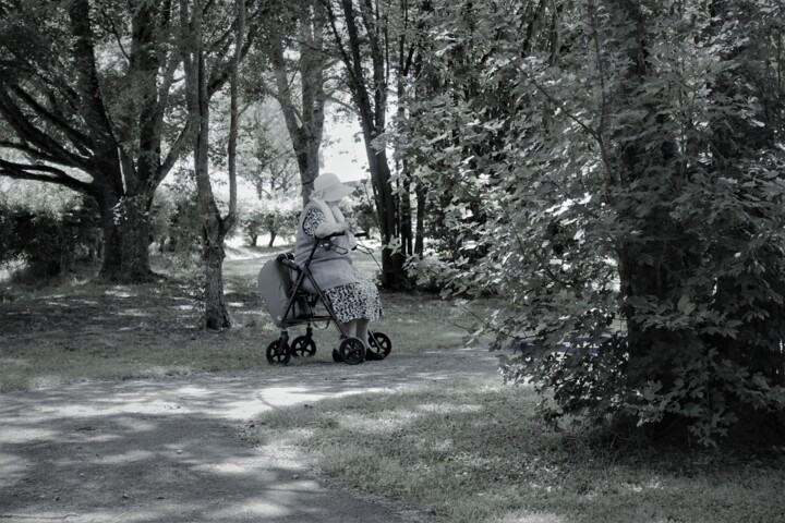 Photographie intitulée "La vieille dame." par Janie B., Œuvre d'art originale, Photographie numérique