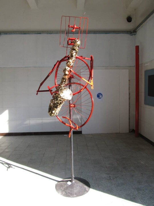 Скульптура под названием "Jazz saxophonist" - Mitas, Подлинное произведение искусства, Металлы