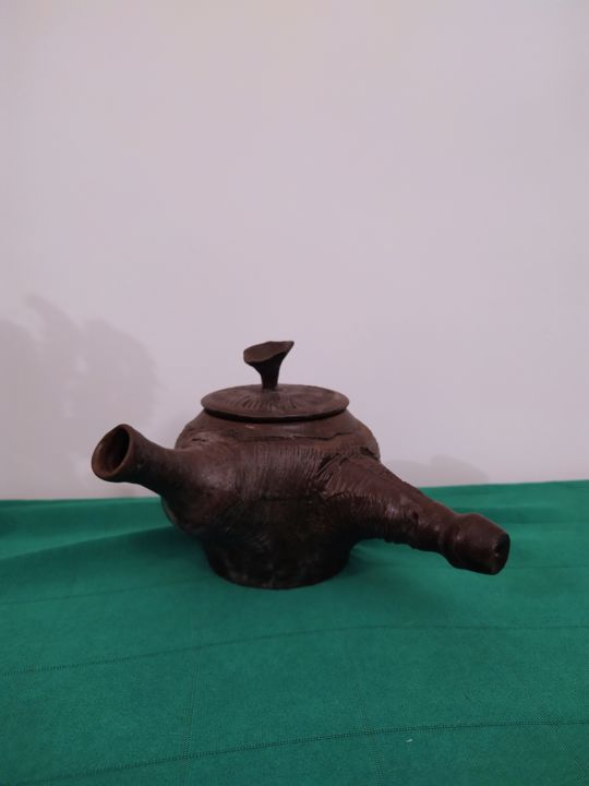 Design intitulée "Teapot in brown 棕色手…" par Janny Hui, Œuvre d'art originale, Meuble