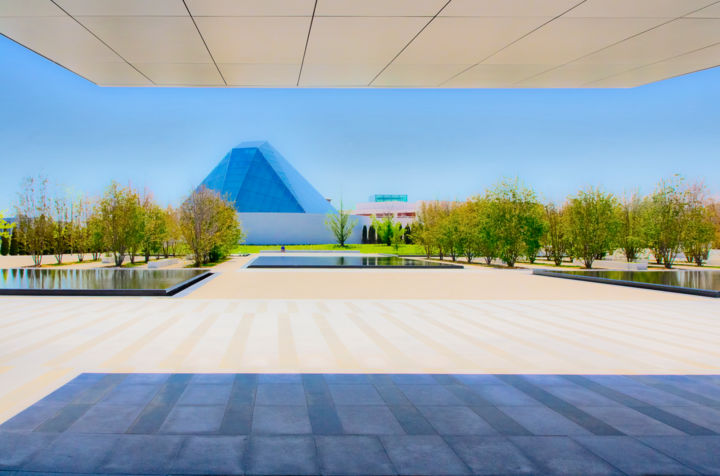 Photographie intitulée "Toronto Pyramid  -…" par Janos Gardonyi, Œuvre d'art originale, Photographie numérique