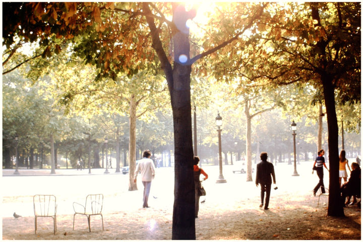 Fotografie mit dem Titel "I love Paris in Fall" von Janos Gardonyi, Original-Kunstwerk, Analog Fotografie