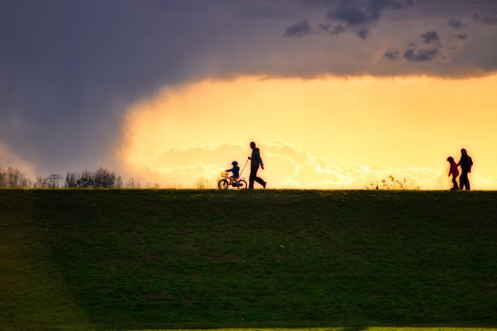 Fotografie getiteld "promenade familiale…" door Jarek Witkowski, Origineel Kunstwerk