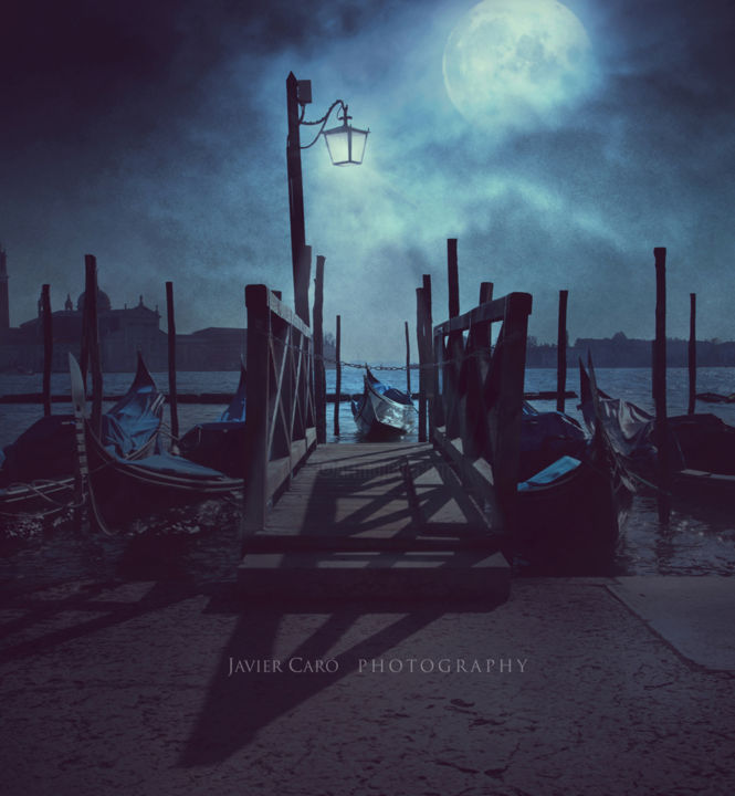 Fotografie mit dem Titel "blue moon" von Javier Caró, Original-Kunstwerk