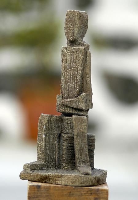 Sculpture intitulée "Homem Sentado  2" par Jose Carlos Sarmento, Œuvre d'art originale, Terre cuite