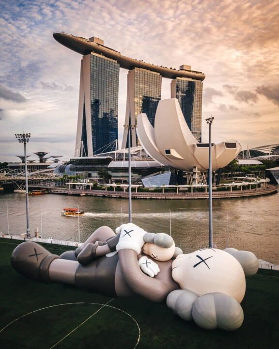Après une bataille juridique l'installation monumentale KAWS à Singapour peut enfin être réalisée