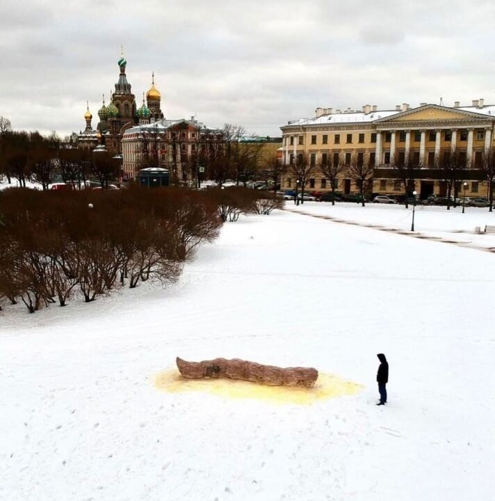 Un artista russo perseguito per una cacca gigante!