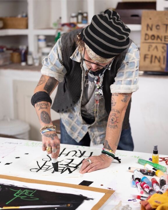 Johnny Depp está vendendo seus trabalhos em NFT representando seus amigos e heróis