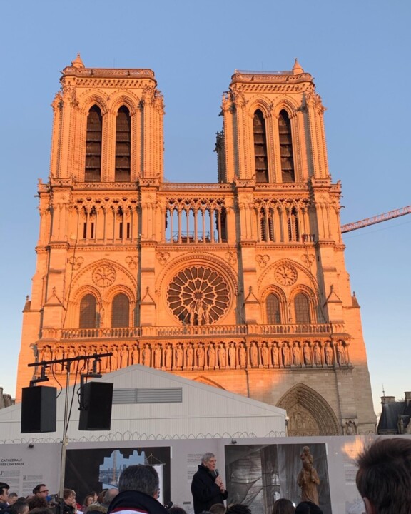 Controversy over the installation of modern windows for the restoration of Notre-Dame cathedral