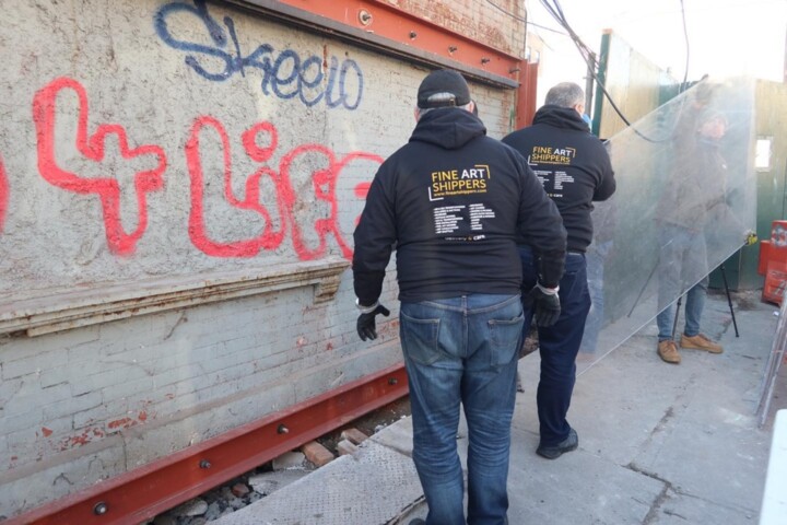 Verhuizing van geliefde Banksy-muurschildering zorgt voor emoties en debat in de Bronx-gemeenschap