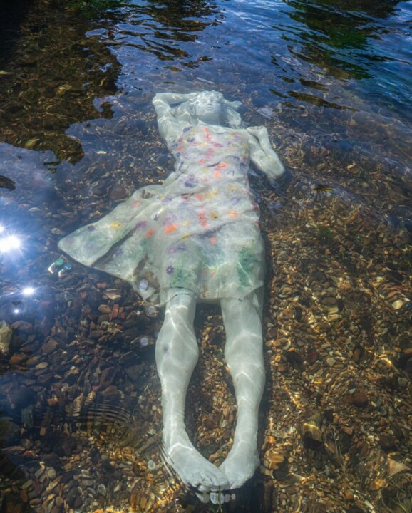 Eaux Remuantes : une Sculpture Controversée Suscite le Débat