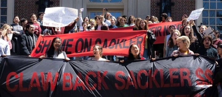 Le groupe PAIN proteste à nouveau contre les Sackler dans les musées d'art de Harvard