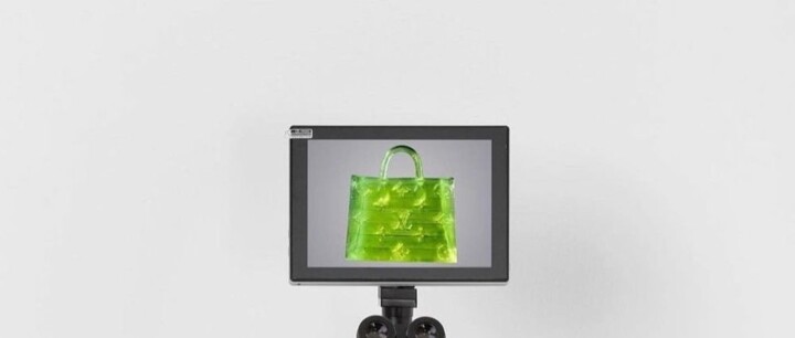 Le groupe MSCHF a fabriqué un sac à main Louis Vuitton visible avec un microscope